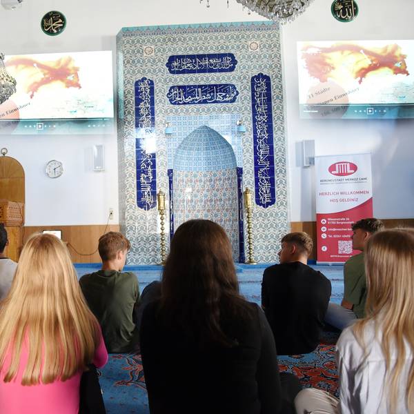 Moschee Bergneustadt Religionskurs des Gymnasiums Wiehl zu Gast