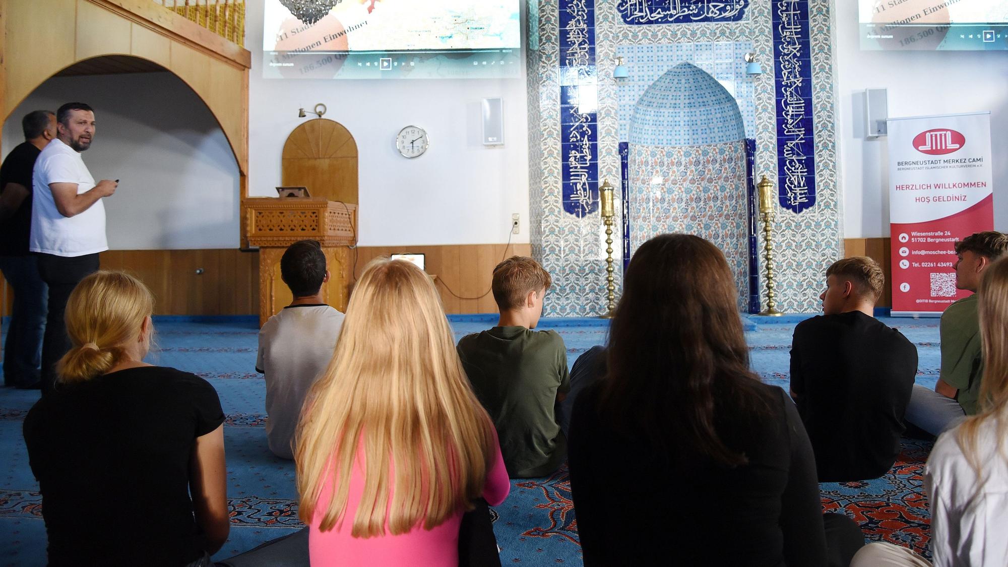 Moschee Bergneustadt Religionskurs des Gymnasiums Wiehl zu Gast