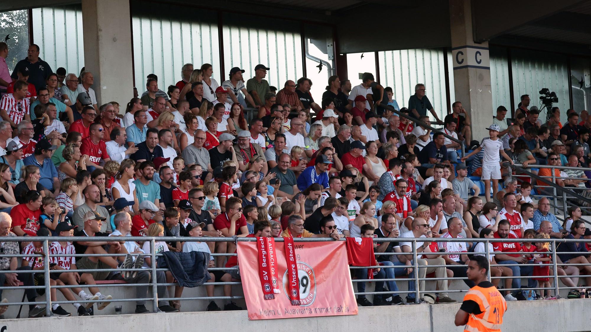Eine vollbesetzte Tribüne im Bergisch Gladbacher Stadion