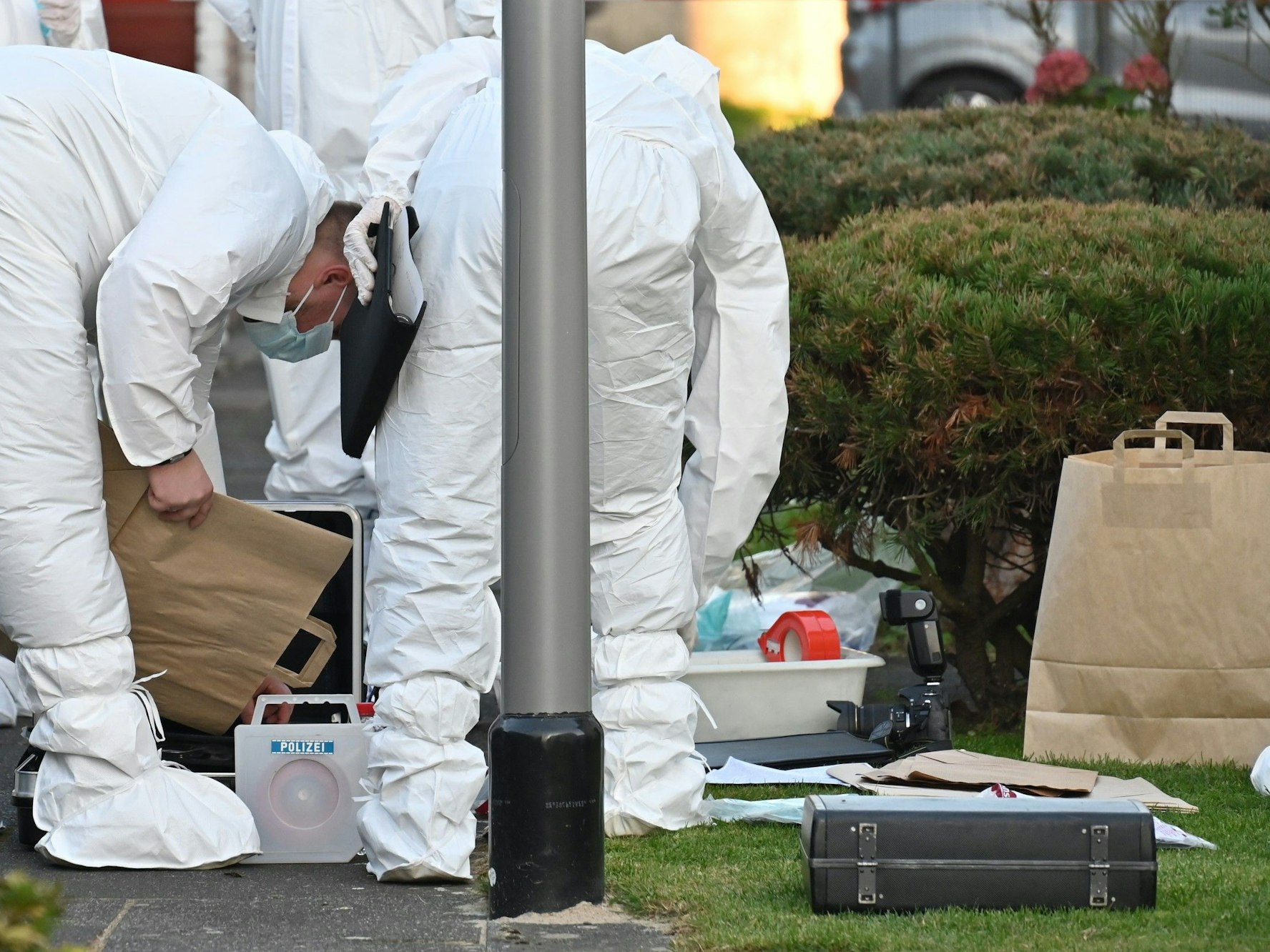 Das Bild zeigt Beamte der Mordkommission am Tatort.