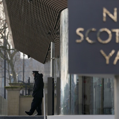 Großbritannien, London: Der Schriftzug „New Scotland Yard“ steht vor dem Hauptquartier der Metropolitan Police (MPS).
