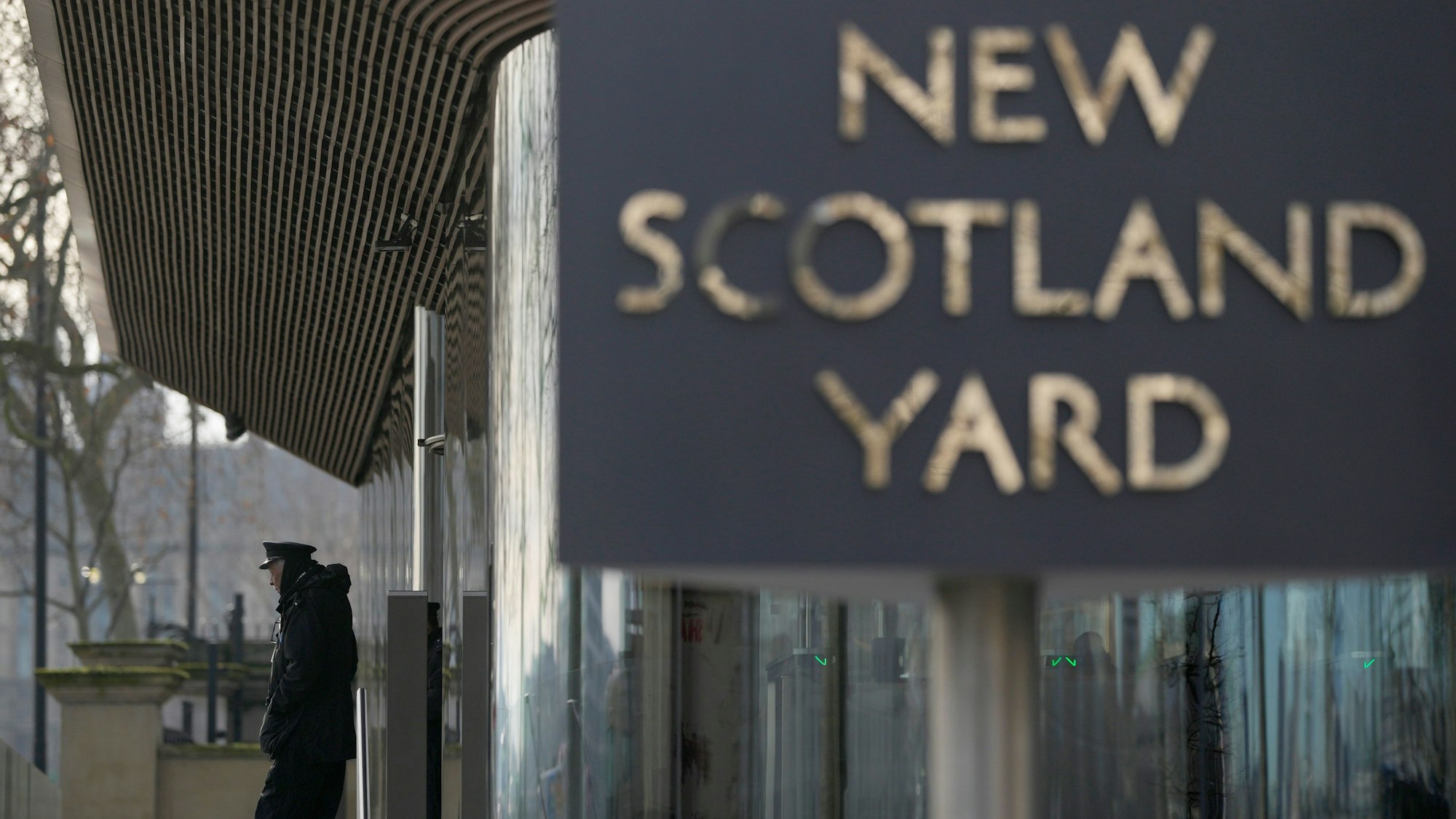 Großbritannien, London: Der Schriftzug „New Scotland Yard“ steht vor dem Hauptquartier der Metropolitan Police (MPS).