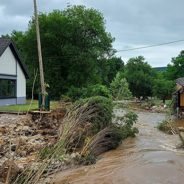 Das schlammig-braune Hochwasser der Ahr hat an angrenzenden Gebäuden immense Schäden verursacht (Archivbild vom Juli 2021).