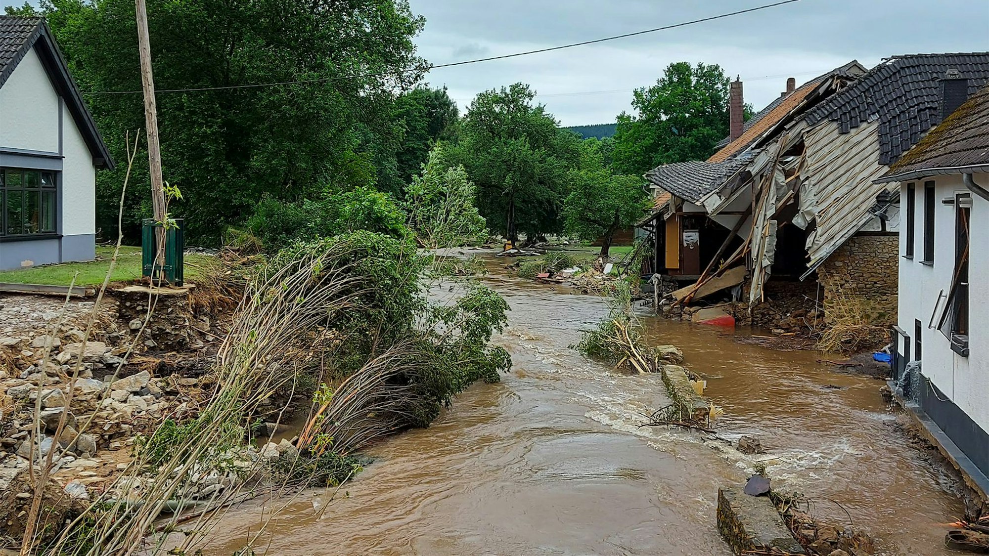 Das schlammig-braune Hochwasser der Ahr hat an angrenzenden Gebäuden immense Schäden verursacht (Archivbild vom Juli 2021).