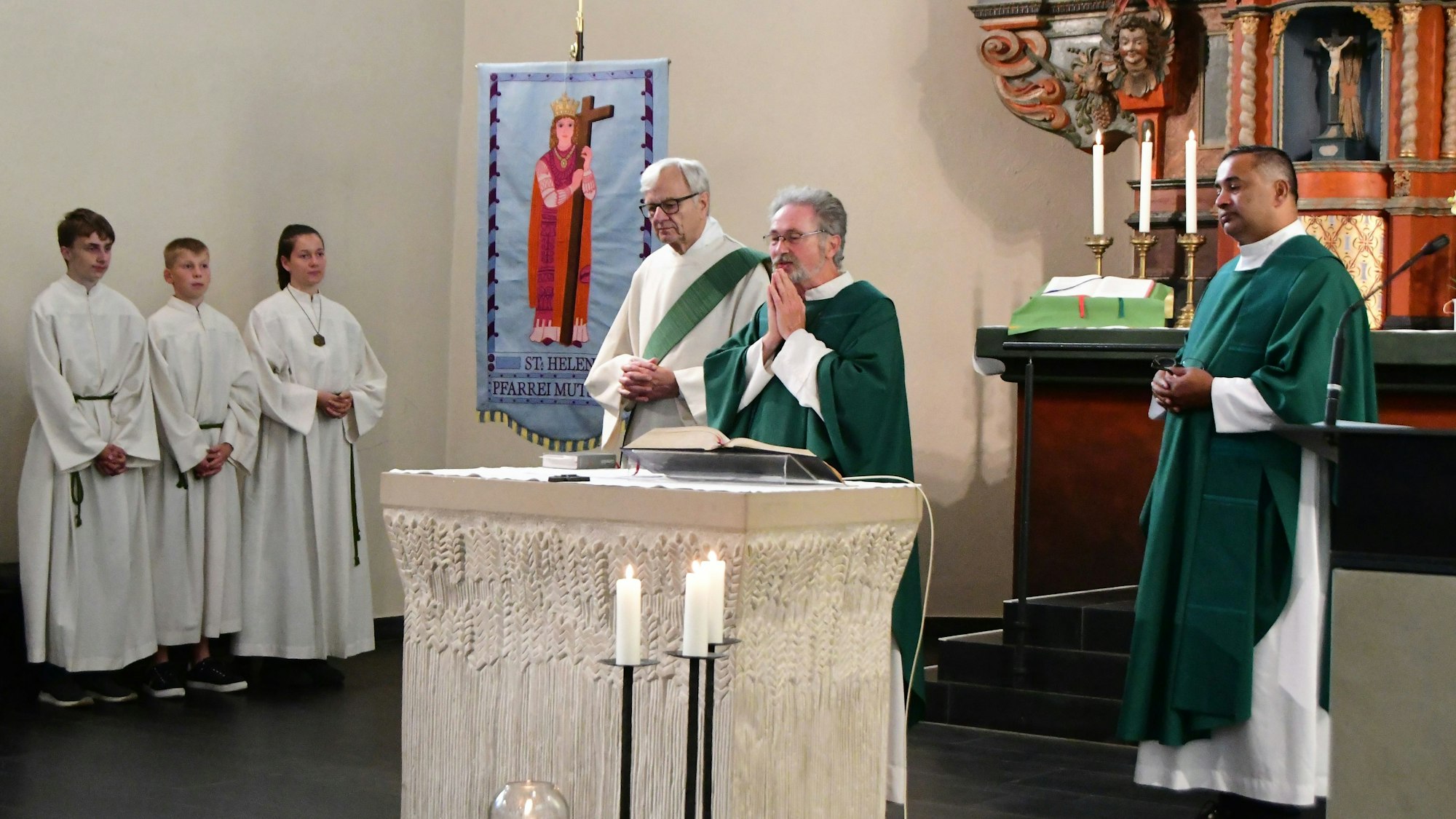 Pfarrer Ludwig Pützkaul betet während seiner Abschiedsmesse.