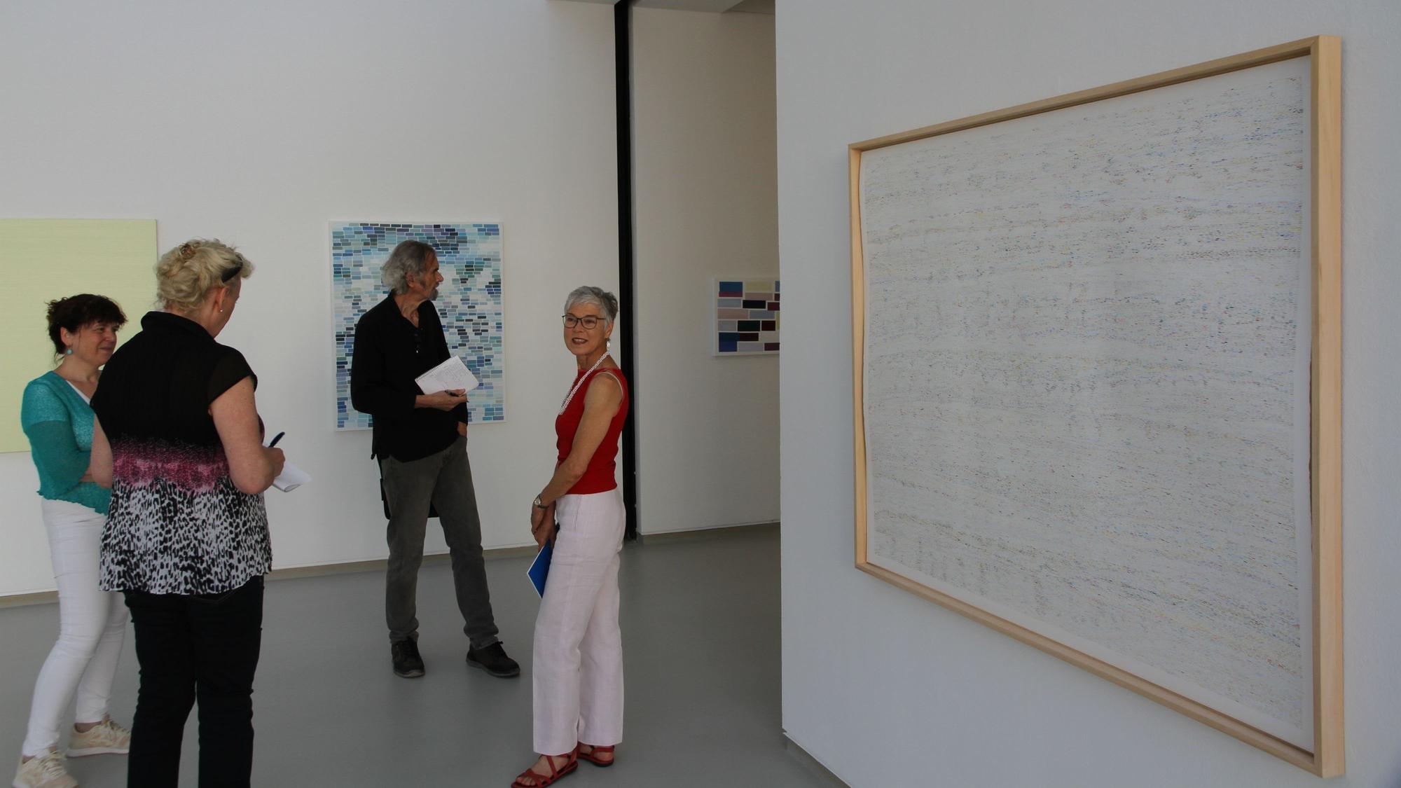 Drei Frauen und ein Mann in einer Ausstellung mit Bildern im Stadtmuseum