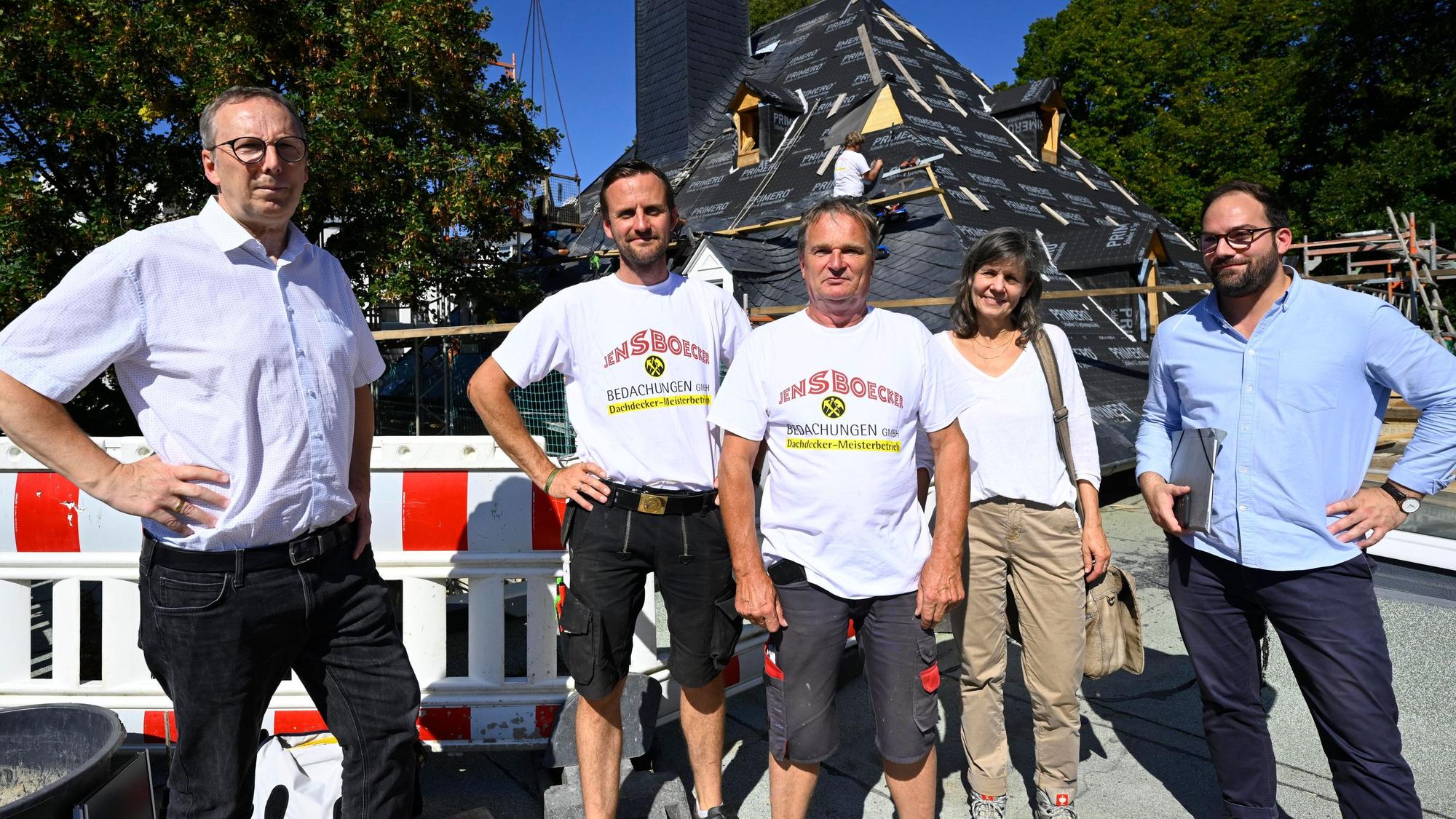 Beim Dachrundgang dabei waren Jürgen Hefner, Andŕe Krause, Jens Boecker, Gabriele Salberg und Daniel Dabringhausen.