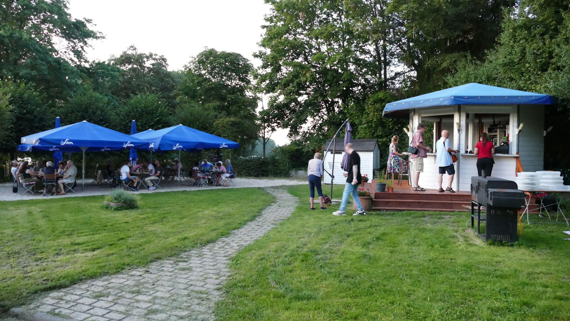 Durch eine Grünfläche führt ein Weg.