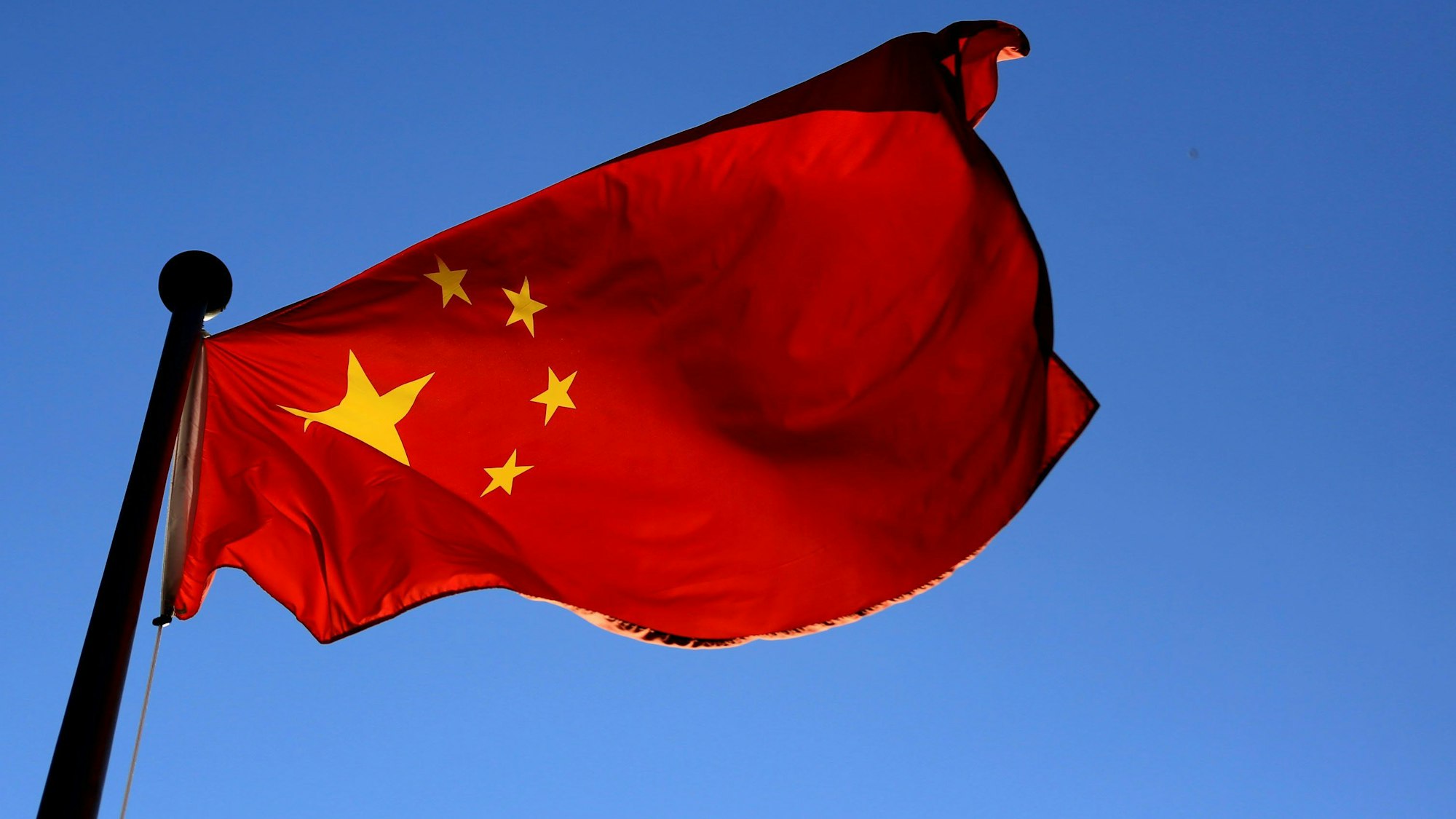 Die Fahne Chinas weht vor der ehemaligen chinesischen Botschaft.