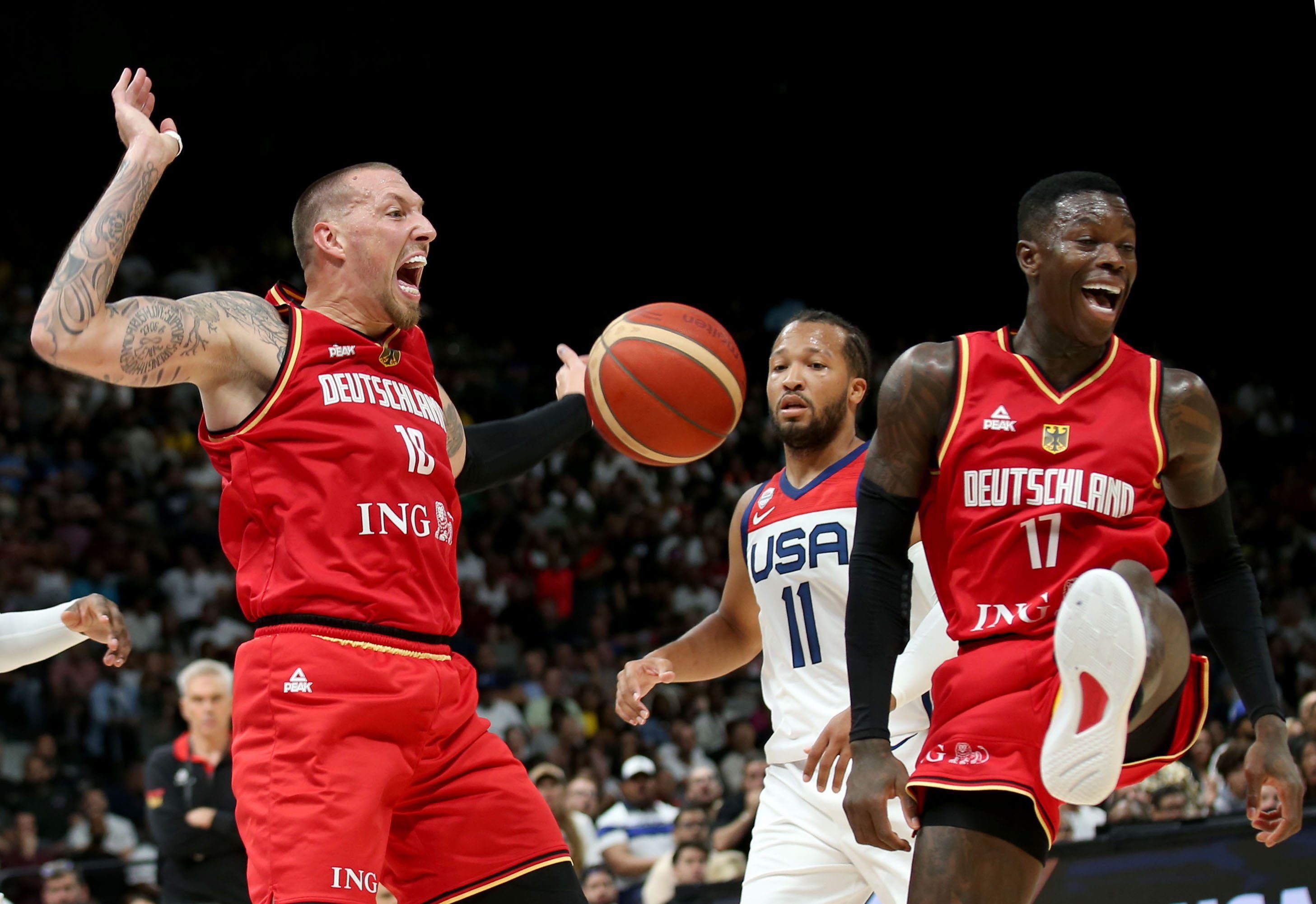 Deutschlands Daniel Theis (l.) und Dennis Schröder (r.) jubeln beim Nationen-Turnier in Abu Dhabi.