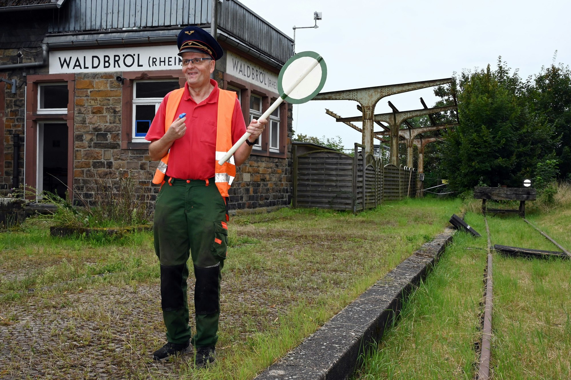 Am „Tag des offenen Denkmals“ dirigiert Jörg Seidel vom Förderkreis zur Rettung der Wiehltalbahn den Draisinen-Verkehr an Waldbröls altem Bahnhof.