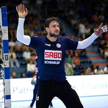 VfL-Torhüter Daniel Rebmann steht in Erwartung des Balls am Toreck.