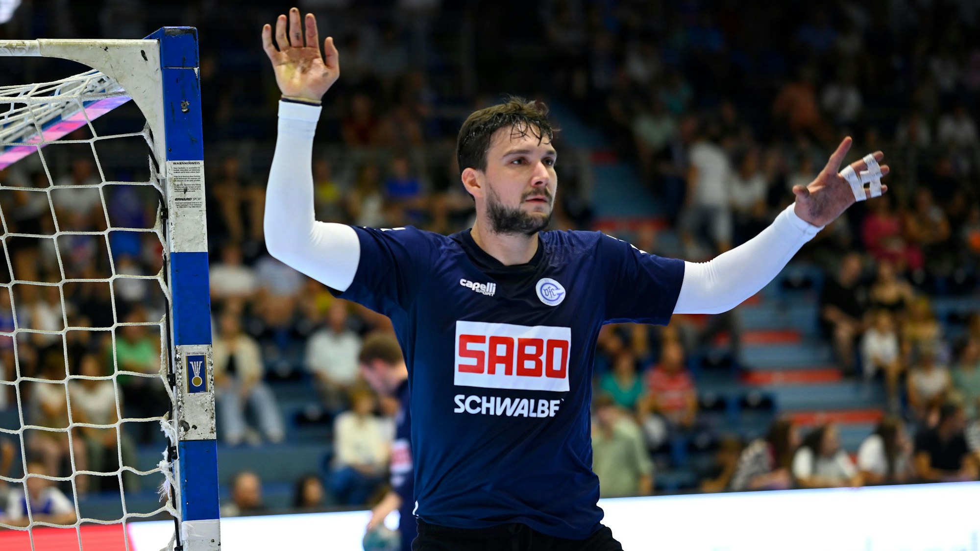 VfL-Torhüter Daniel Rebmann steht in Erwartung des Balls am Toreck.