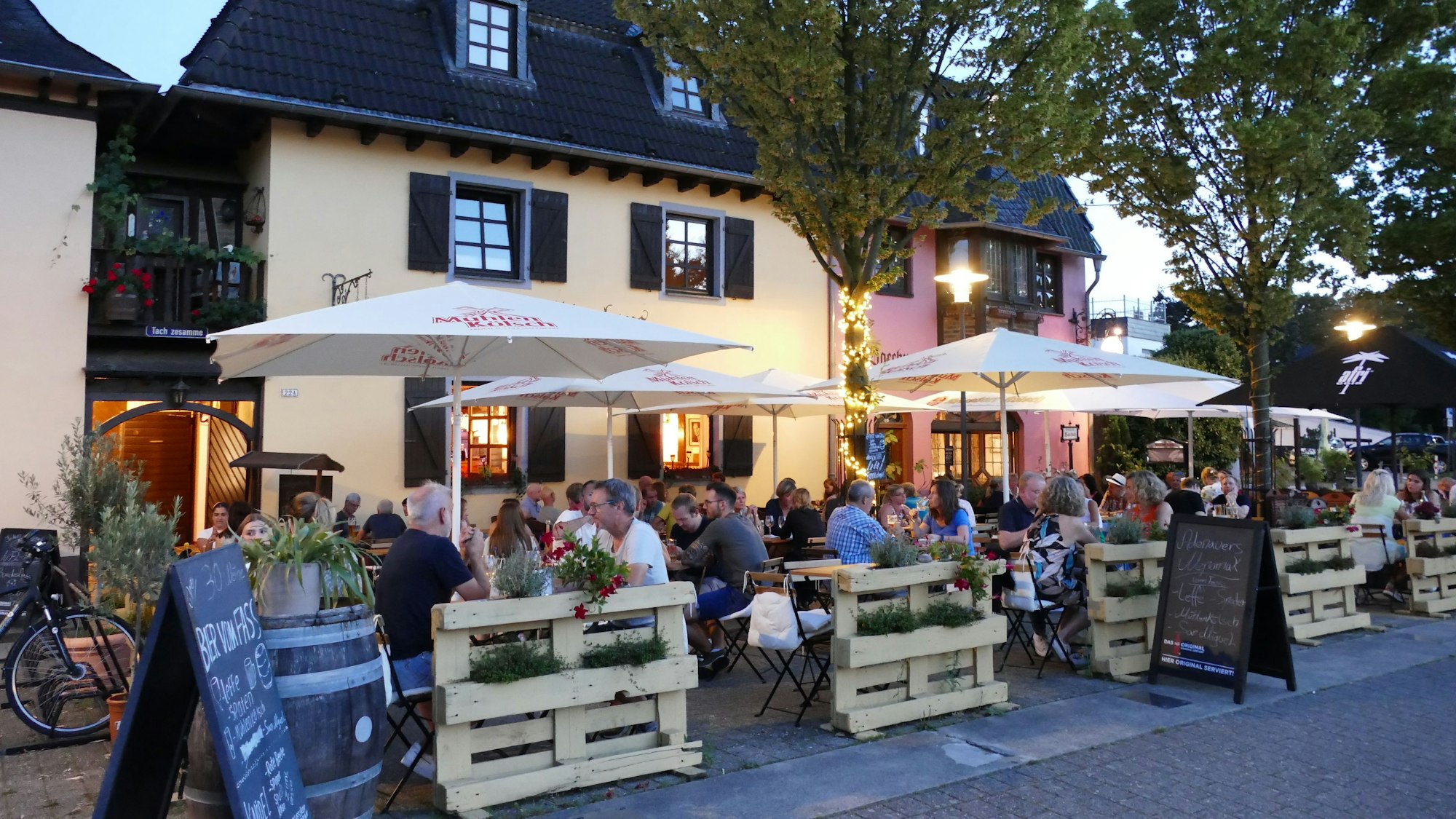 Gäste auf der Terrasse.