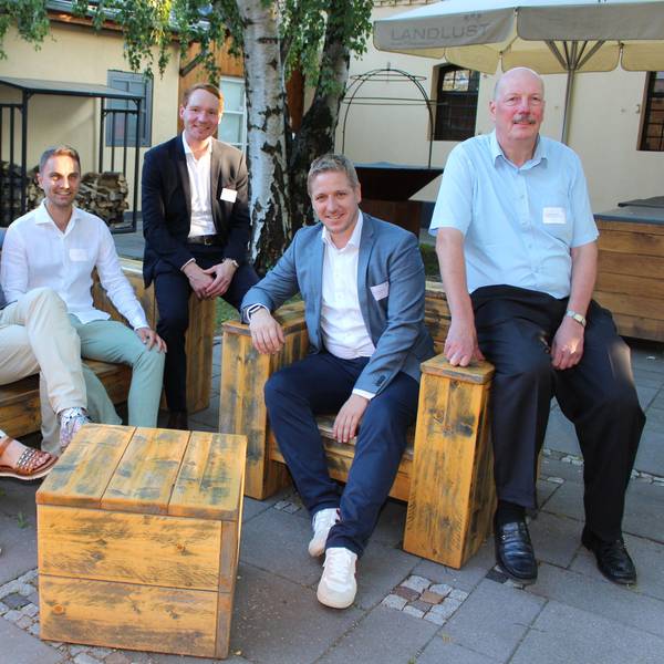 Moderatorin Magdalena Goreck (v.l.), Hendrik Dockhorn, Jan Baum, Christian Laudenberg, Markus Ramers und Rolf Ramacher sitzen im Außenbereich der Burg Flamersheim.