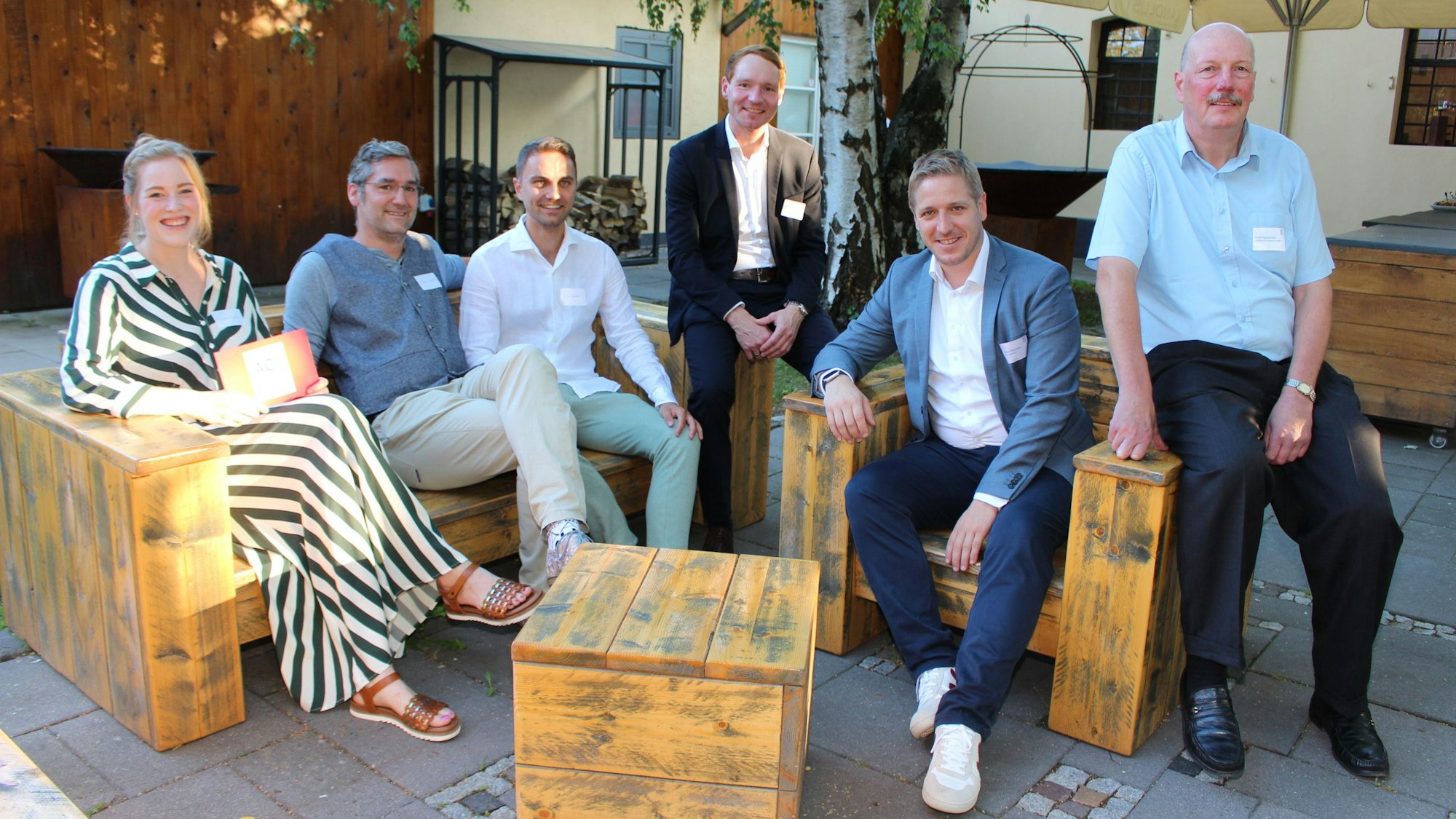 Moderatorin Magdalena Goreck (v.l.), Hendrik Dockhorn, Jan Baum, Christian Laudenberg, Markus Ramers und Rolf Ramacher sitzen im Außenbereich der Burg Flamersheim.