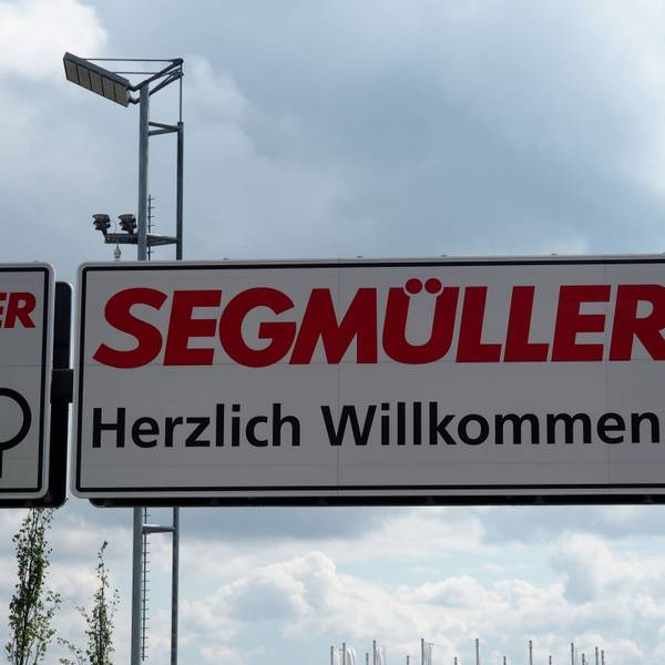 Ein Schild heißt die Kunden des Einrichtungshauses Segmüller willkommen.