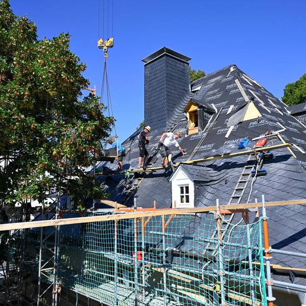 Arbeiter auf dem Dach der Alten Vogtei.
