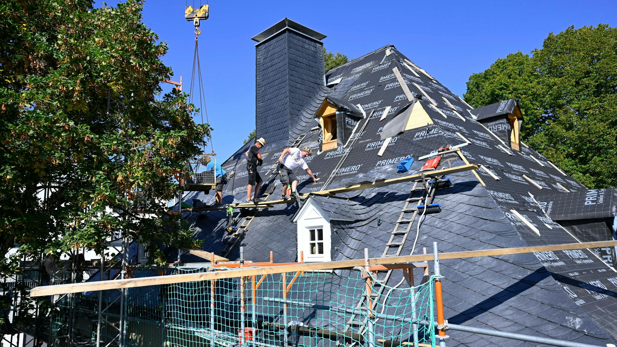 Arbeiter auf dem Dach der Alten Vogtei.