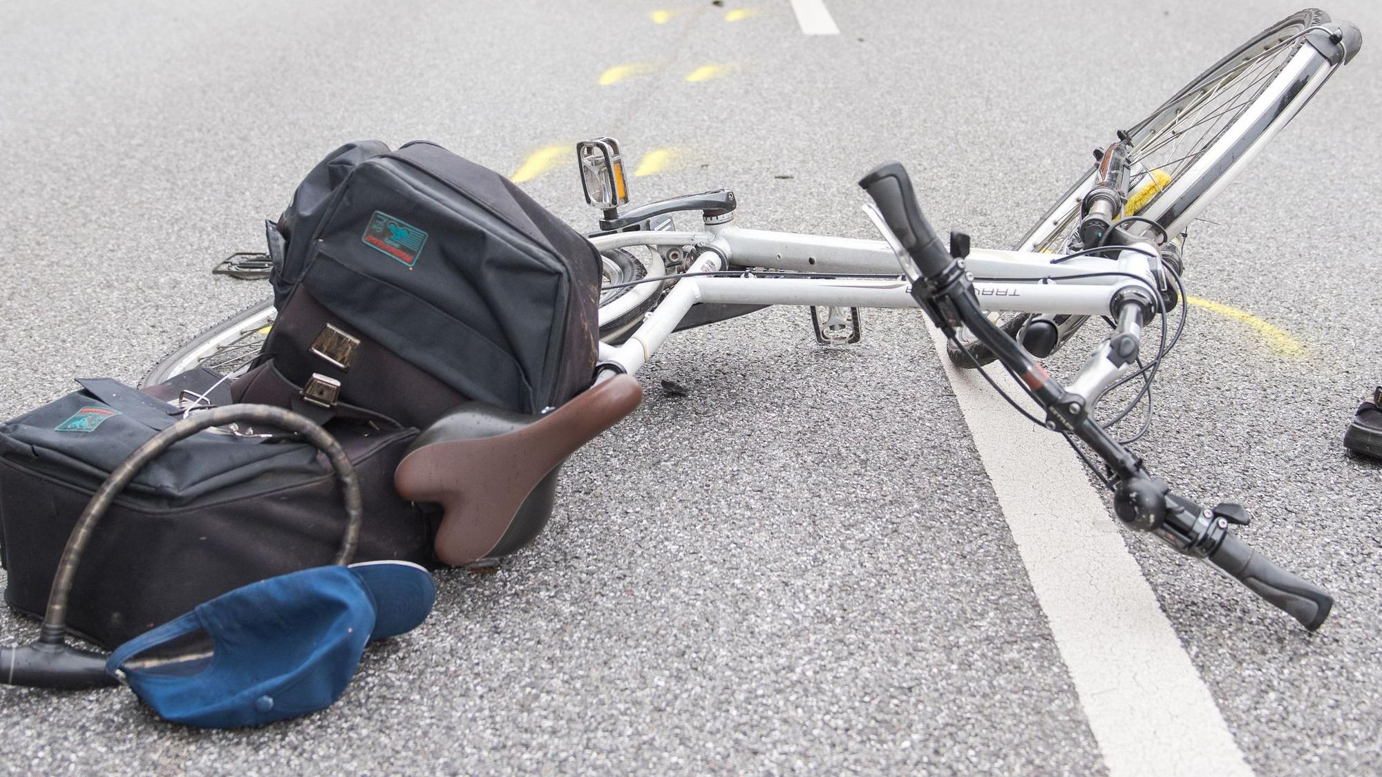 Ein Fahrrad liegt nach einem Verkehrsunfall auf der Straße.