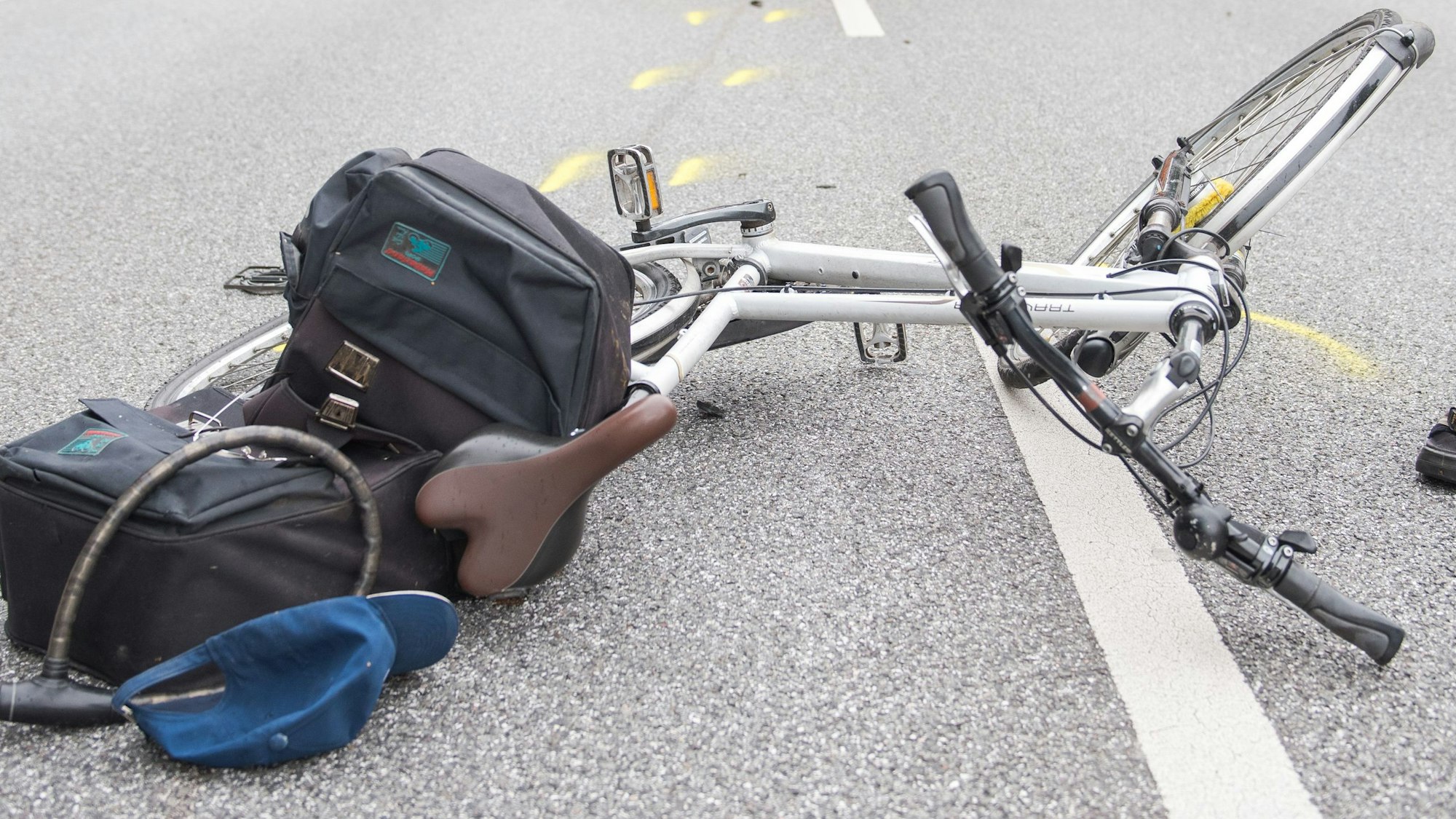 Ein Fahrrad liegt nach einem Verkehrsunfall auf der Straße.