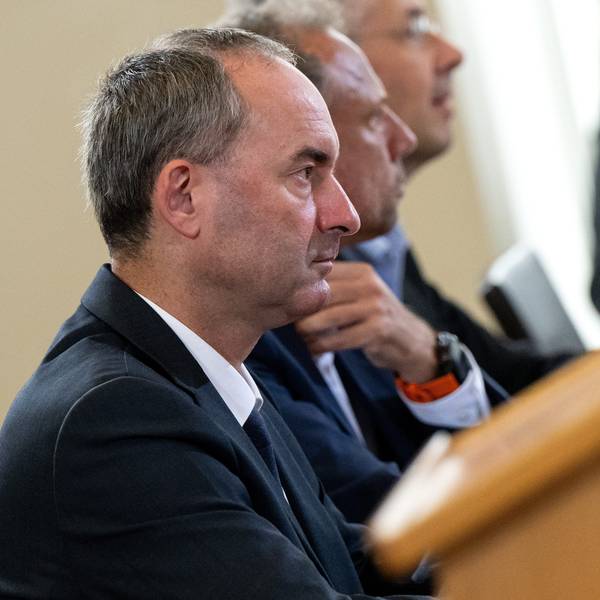 Hubert Aiwanger, Bundesvorsitzender der Freien Wähler, nimmt im bayerischen Landtag an einer Sondersitzung zu den Vorwürfen gegen ihn im Zusammenhang mit einem Flugblatt mit antisemitischem Inhalt teil.