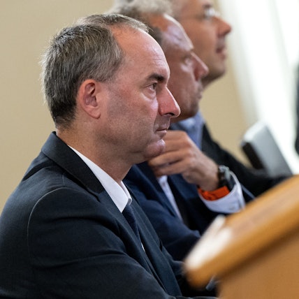 Hubert Aiwanger, Bundesvorsitzender der Freien Wähler, nimmt im bayerischen Landtag an einer Sondersitzung zu den Vorwürfen gegen ihn im Zusammenhang mit einem Flugblatt mit antisemitischem Inhalt teil.