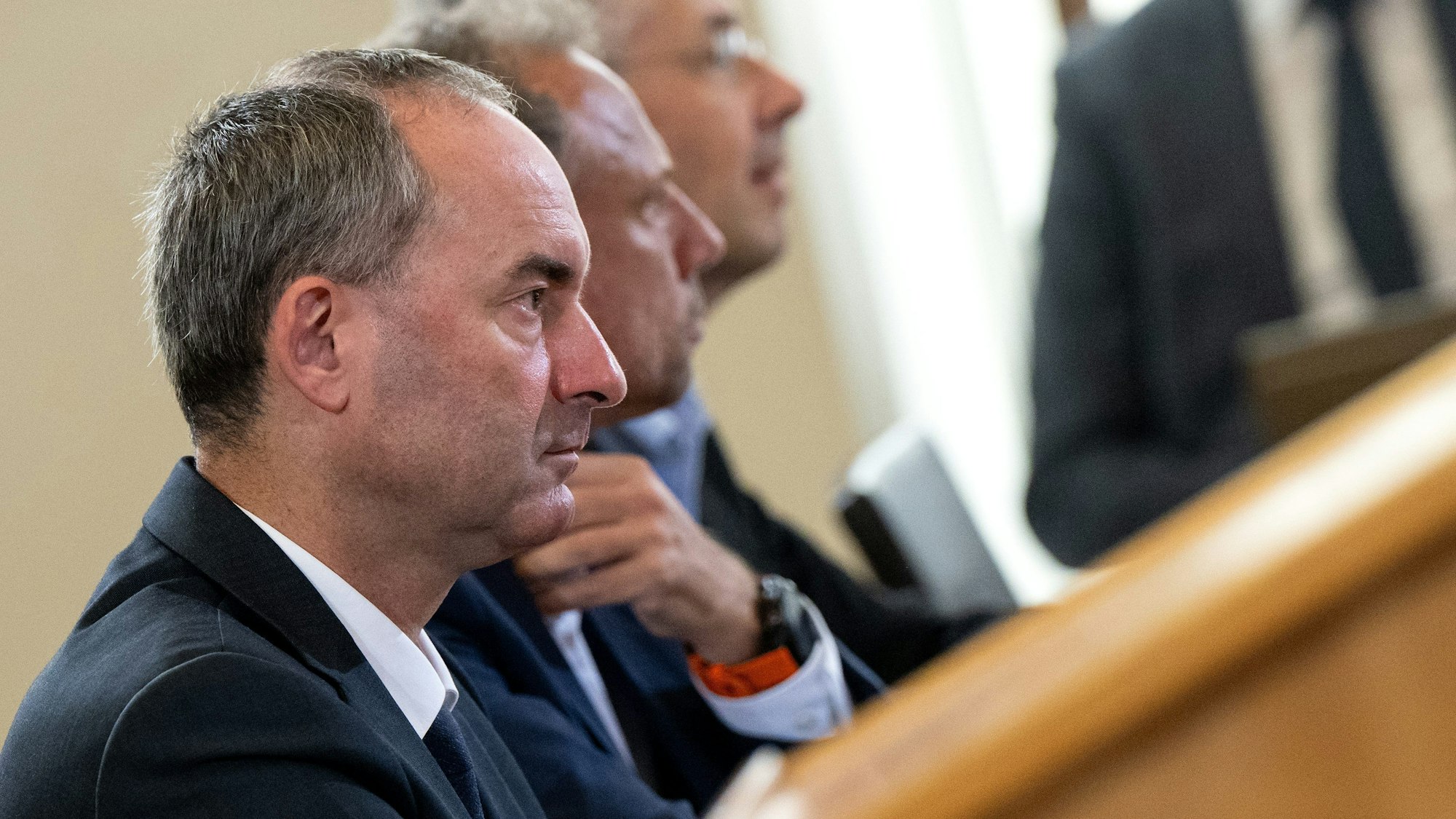 Hubert Aiwanger, Bundesvorsitzender der Freien Wähler, nimmt im bayerischen Landtag an einer Sondersitzung zu den Vorwürfen gegen ihn im Zusammenhang mit einem Flugblatt mit antisemitischem Inhalt teil.