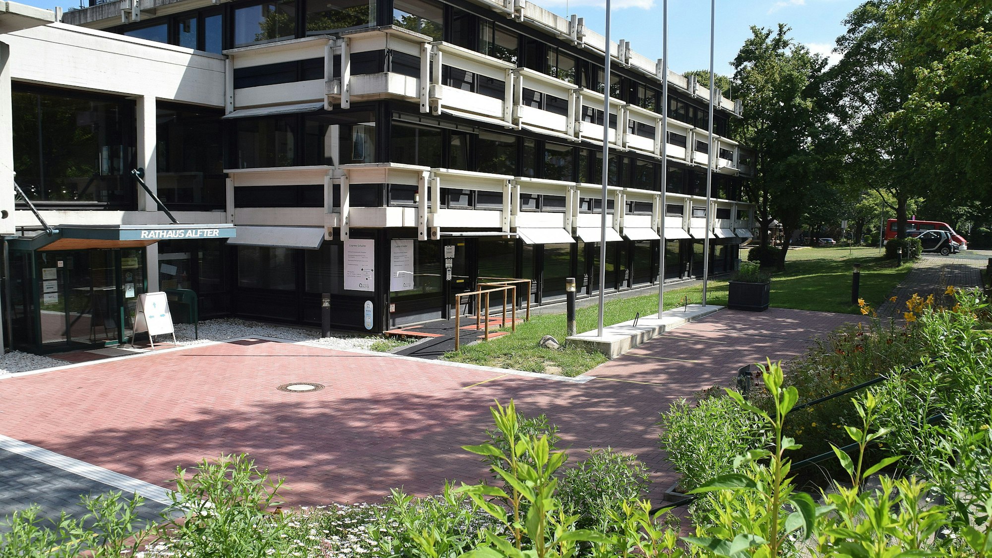 Die Gemeinde Alfter (im Bild das Rathaus in Oedekoven) muss sparen. Bürgermeister Rolf Schumacher äußerte sich in einem offenen Brief an die Bürger. Foto: Frank Engel-Strebel