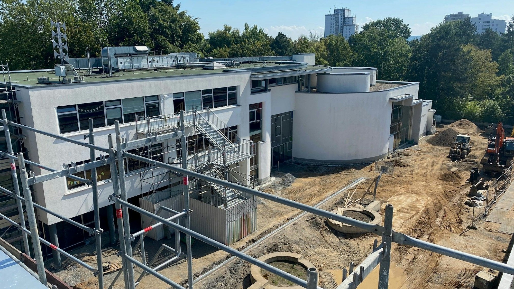 Das Bild zeigt die Erich-Kästner-Realschule, auf deren Gelände gerade Umbauten stattfinden.