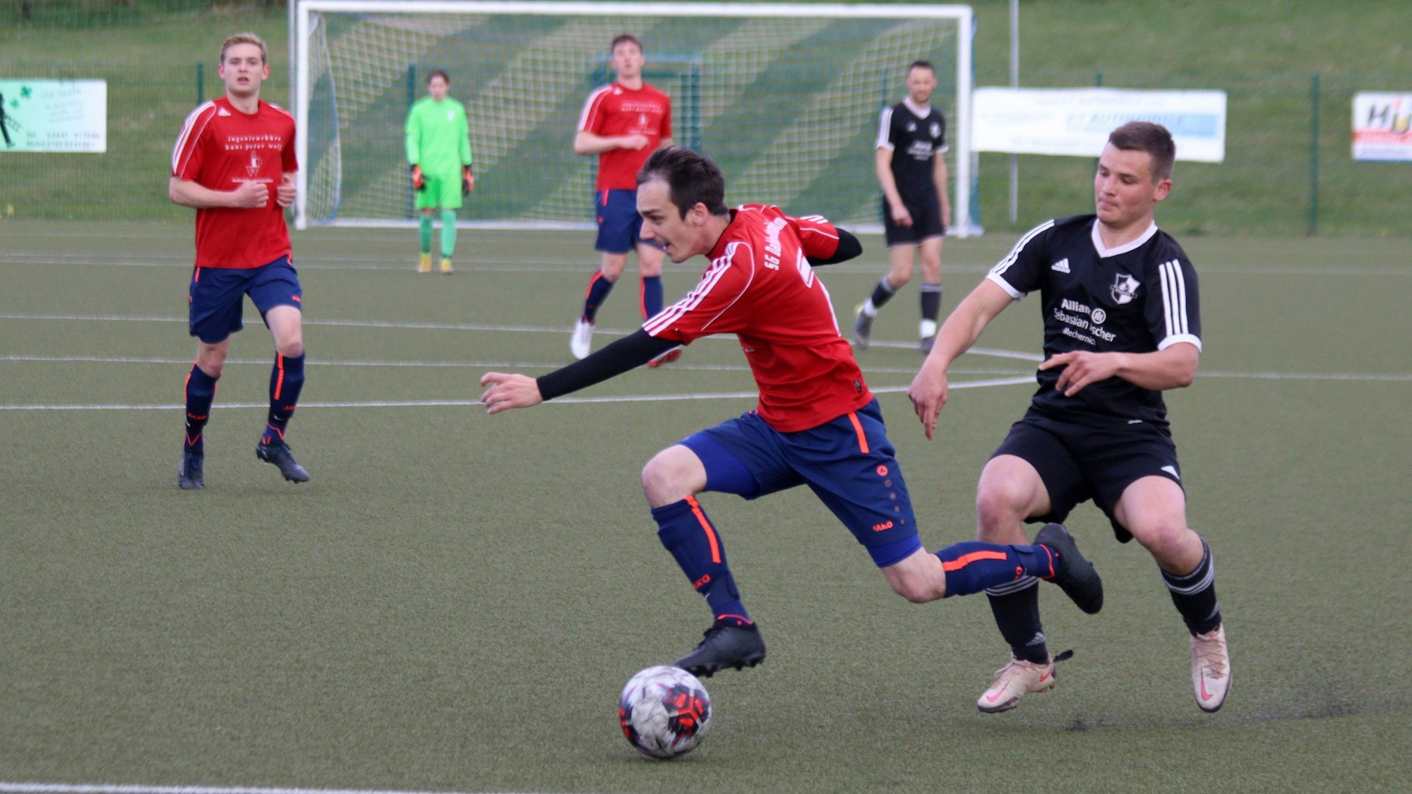 Ein Spieler der SG Dahlem-Schmidtheim wird von einem Kicker der Eintracht Eifel verfolgt.
