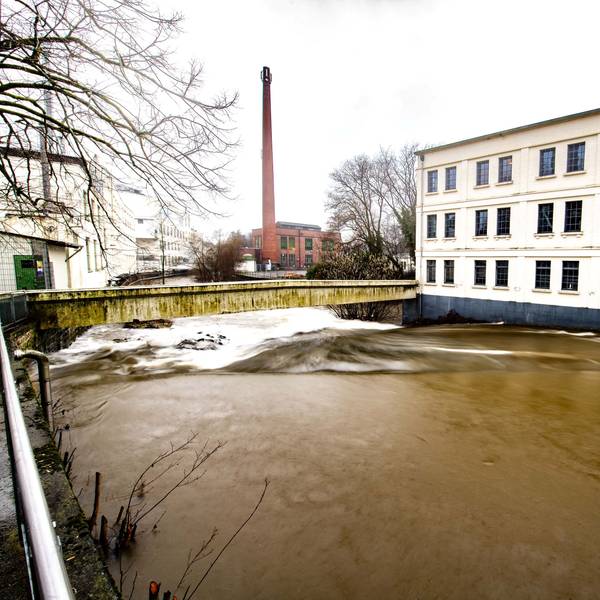 Das Foto zeigt die Wupper am Wehr des Alten Turbinenhauses