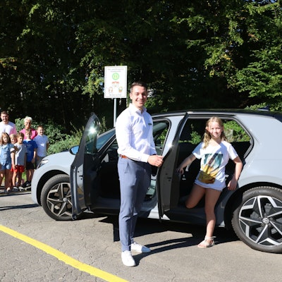 Hol- und Bringzone Schüler, Kai Czyrny lässt Henriette (8) in der Hol- und Bringzone aus dem Auto