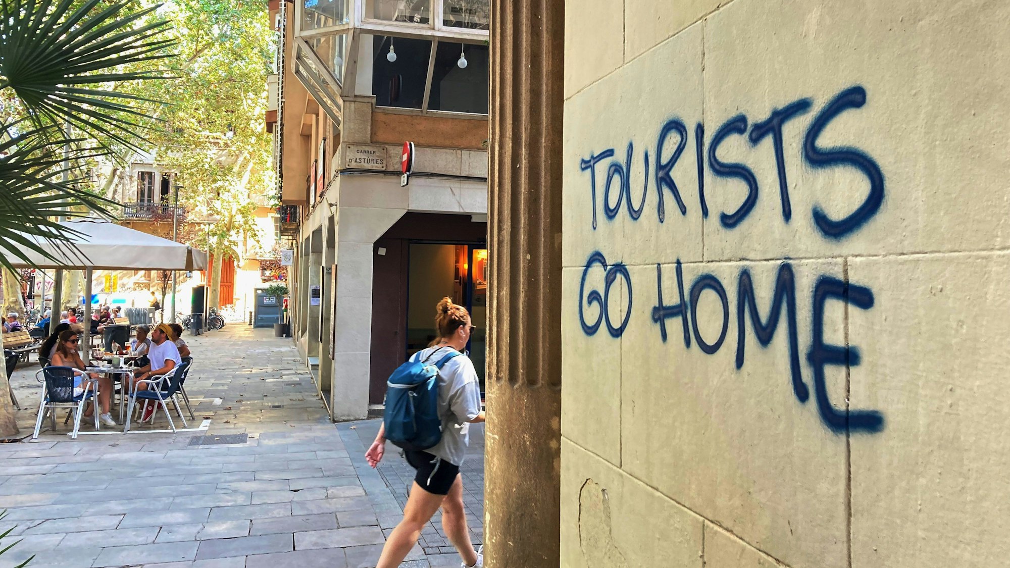 Ein an eine Wand im Künstlerviertel Vila de Gràcia gesprühter Schriftzug „Tourists Go Home“.