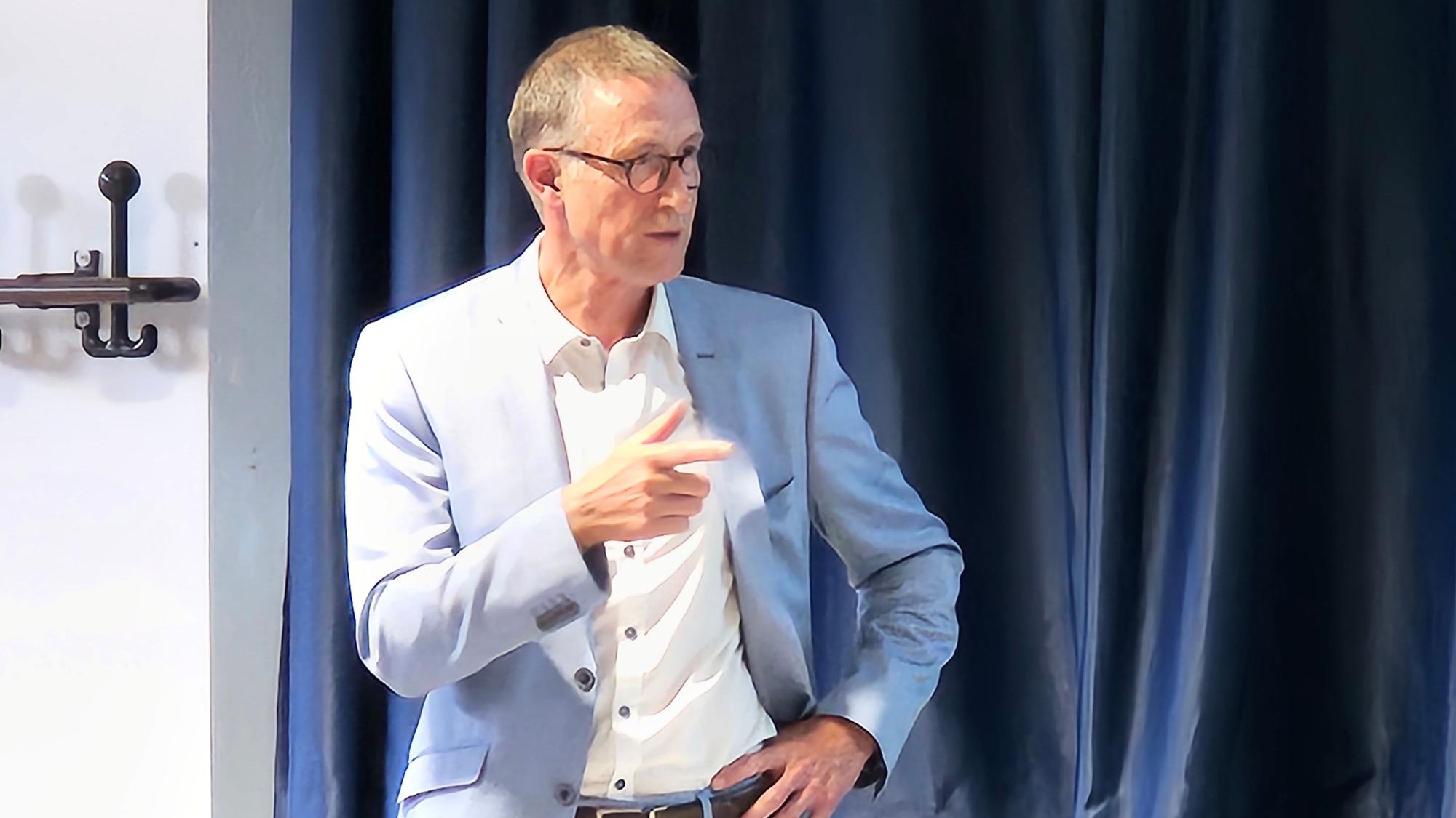 Helmut Schneider von der AOK-Regionaldirektion Bonn-Rhein-Sieg-Euskirchen beim Vortrag.