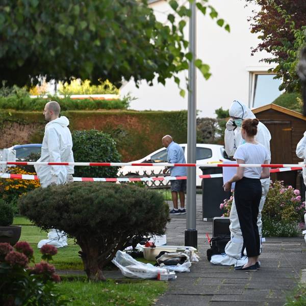 Das Bild zeigt Einsatzkräfte der Polizei vor dem Haus des Opfers