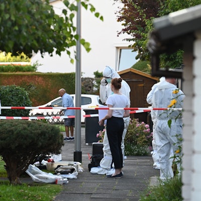 Das Bild zeigt Einsatzkräfte der Polizei vor dem Haus des Opfers