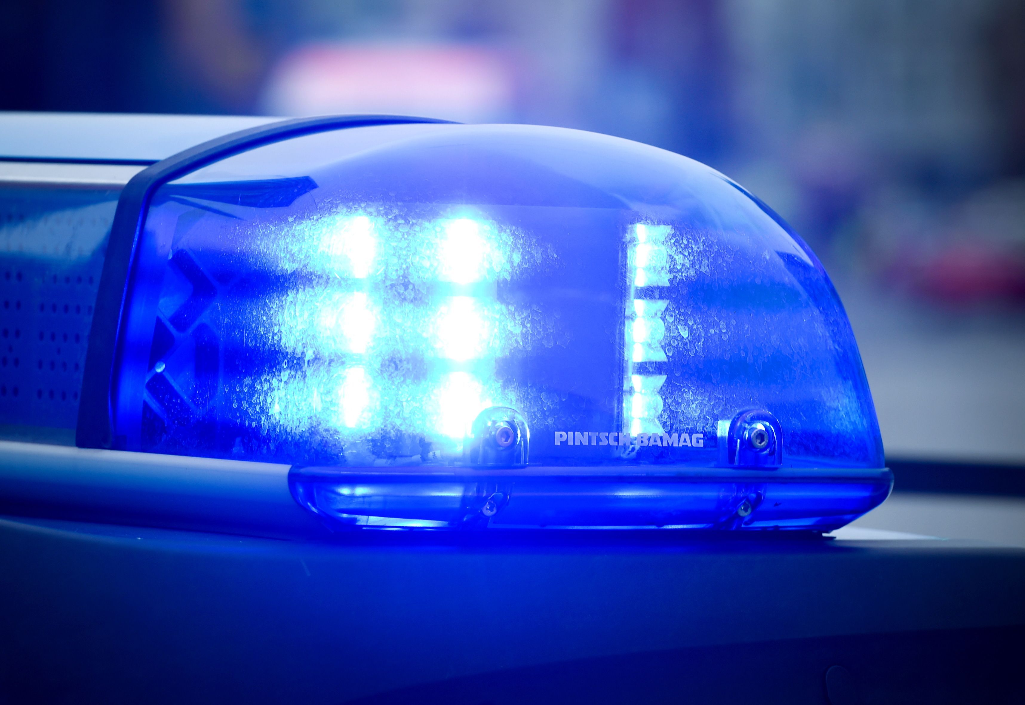Das Blaulicht an einem Polizeiauto leuchtet am 11.09.2014 in Frankfurt (Oder) (Brandenburg).