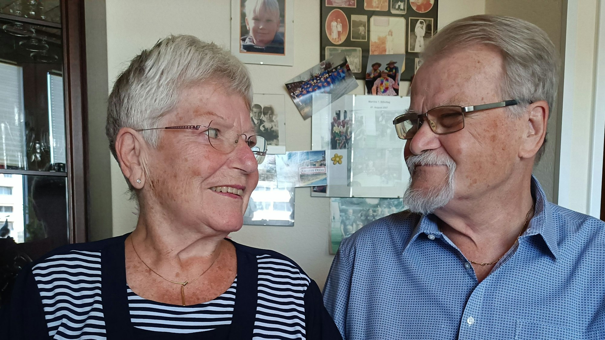 Das Bild zeigt Monika und Herbert Uebe in ihrem Zuhause in Sindorf.