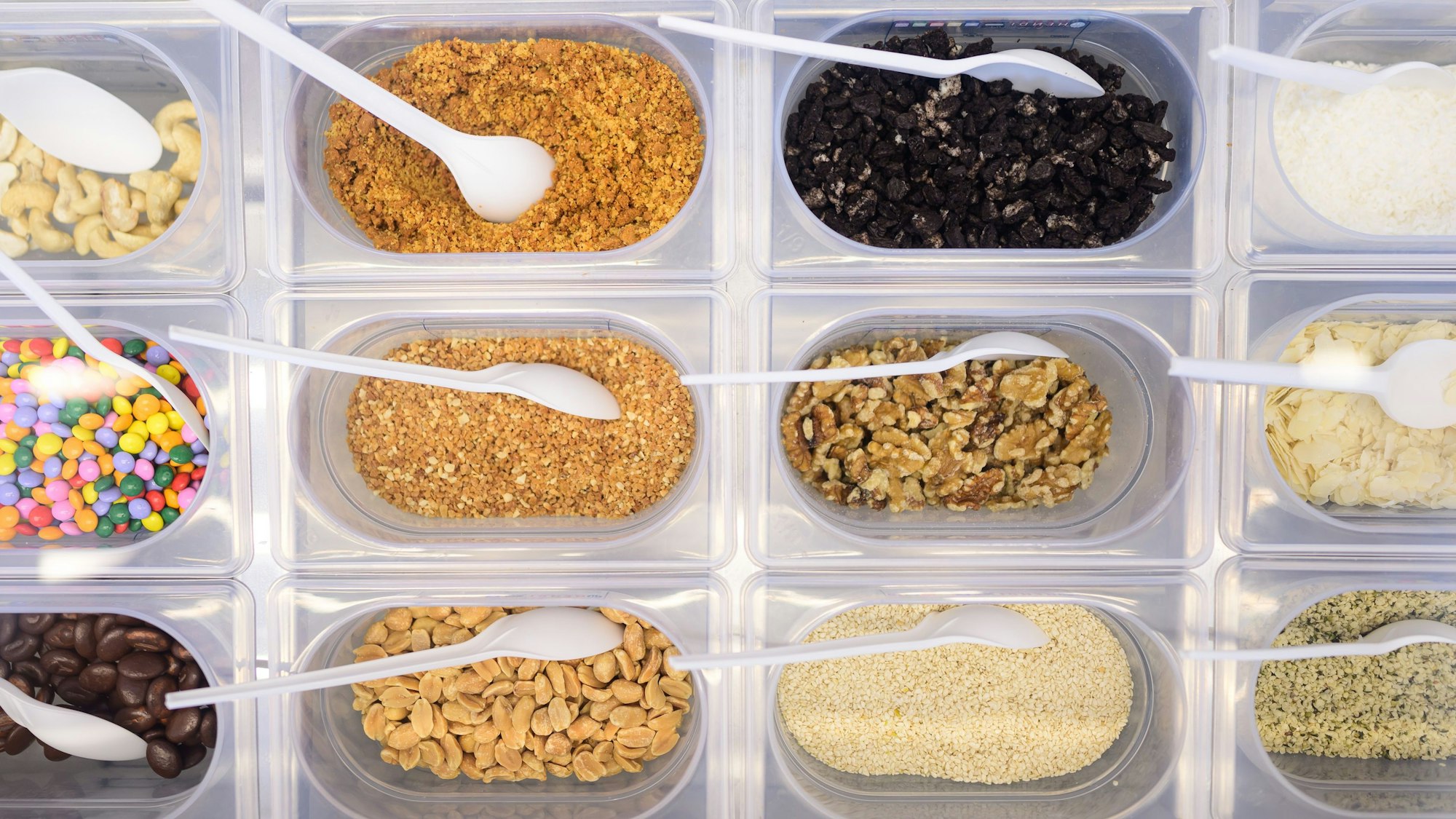 Behälter sind mit Nüssen, Keksen und Schokolade gefüllt.