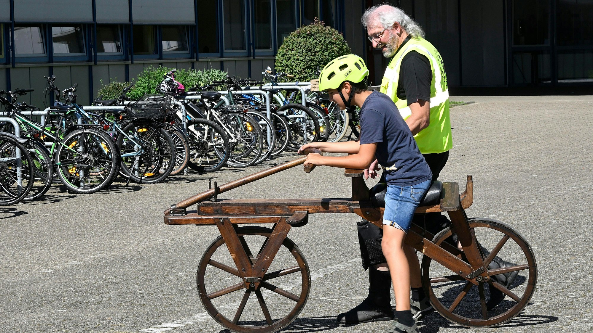So sahen die ersten Fahrräder aus - an der Integrierten Gesamtschule Paffrath waren sie zu sehen und auch auszuprobieren.