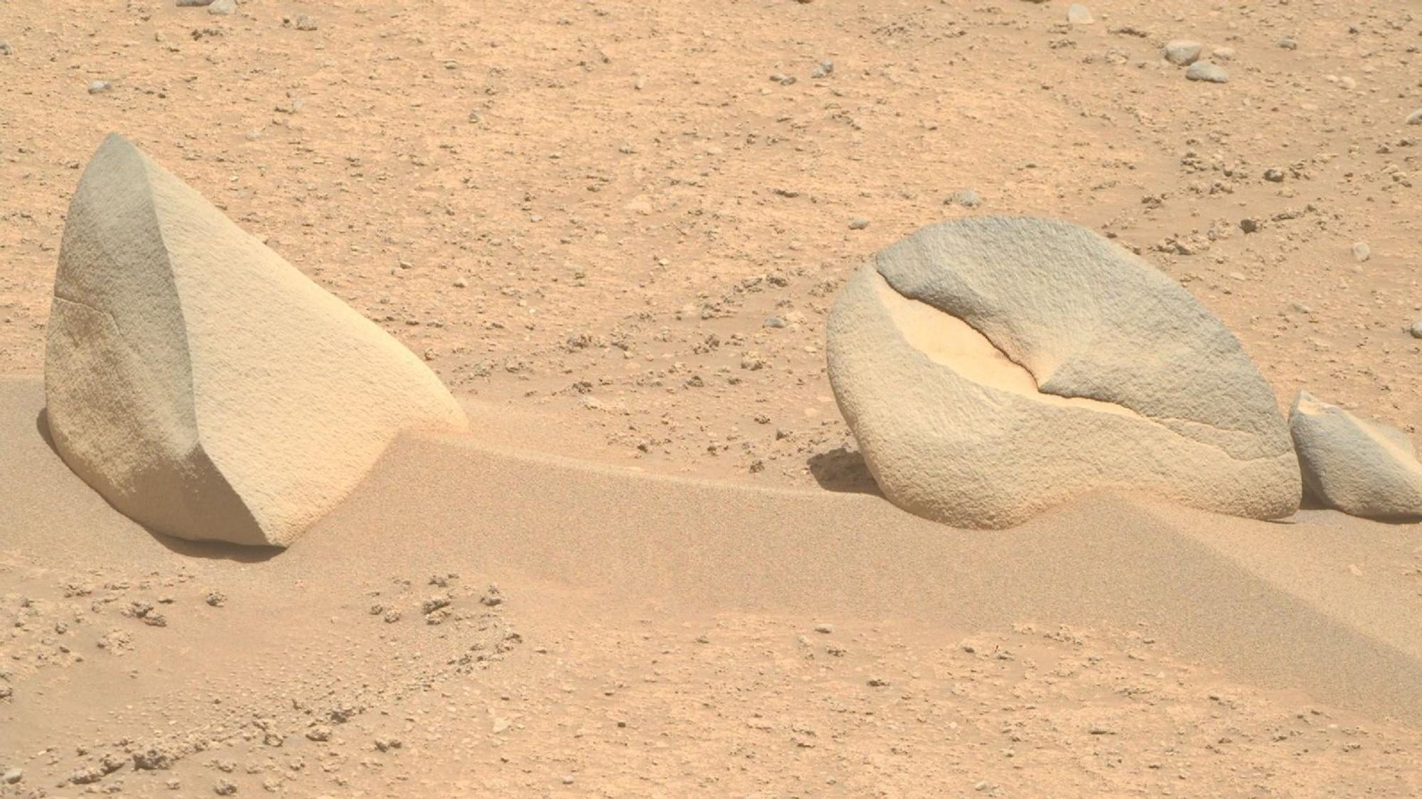 Eine Aufnahme des Mars-Rover „Perseverance“ zeigt zwei Gesteinsformationen auf dem Mars, die als „Haifischflosse“ und „Krabbenschere“ bezeichnet werden.
