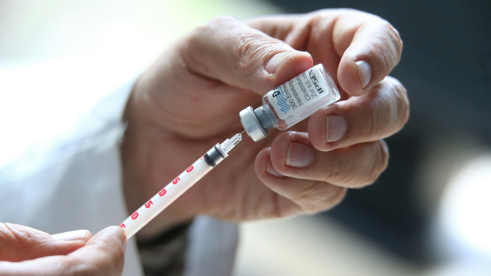 Botox wird in einer Spritze aufgezogen