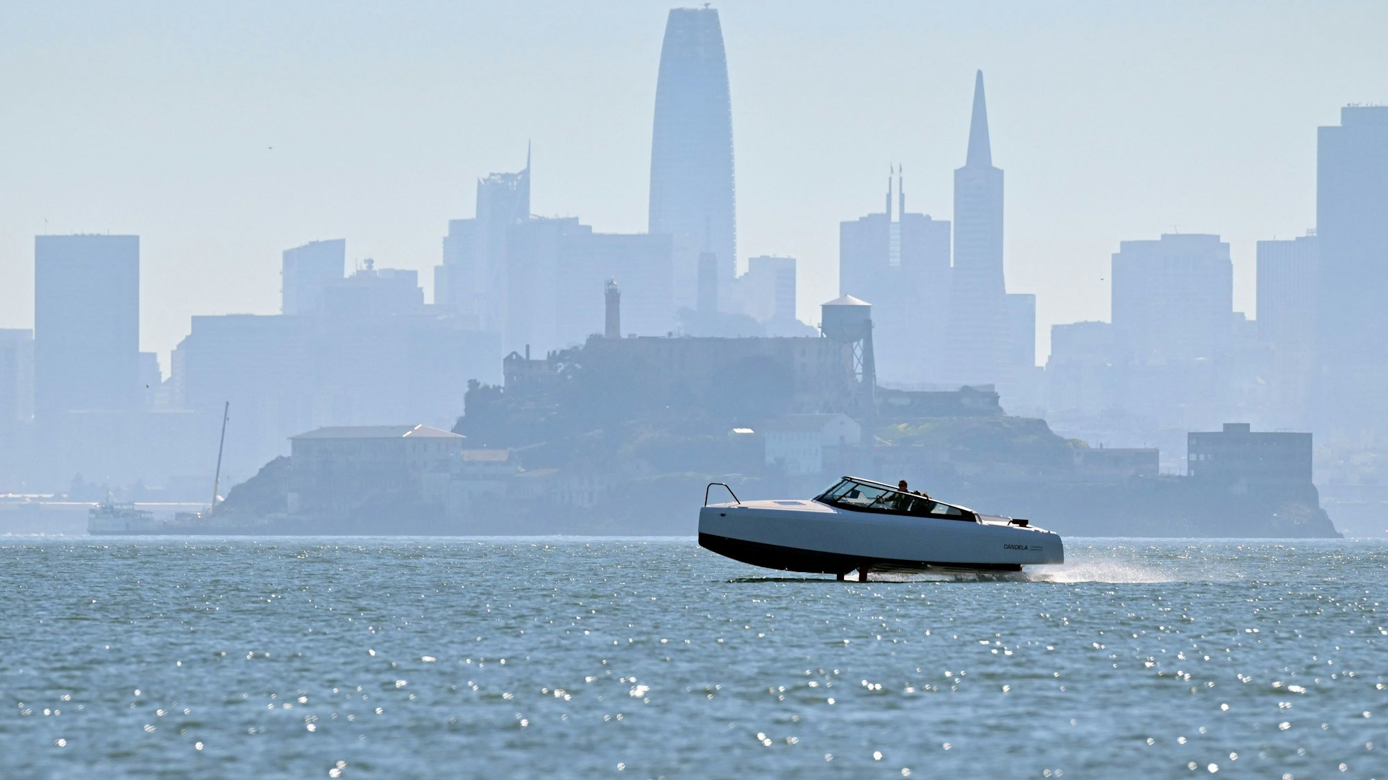 Ein „Hydrofoil“ vor den Kulissen von San Francisco