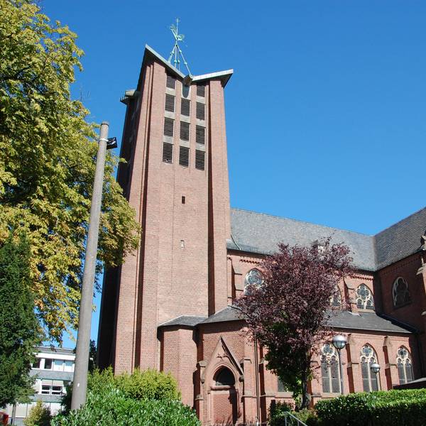 Eine Kirche im Sonnenschein