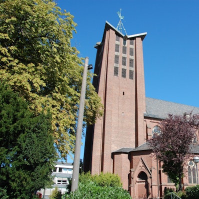 Eine Kirche im Sonnenschein