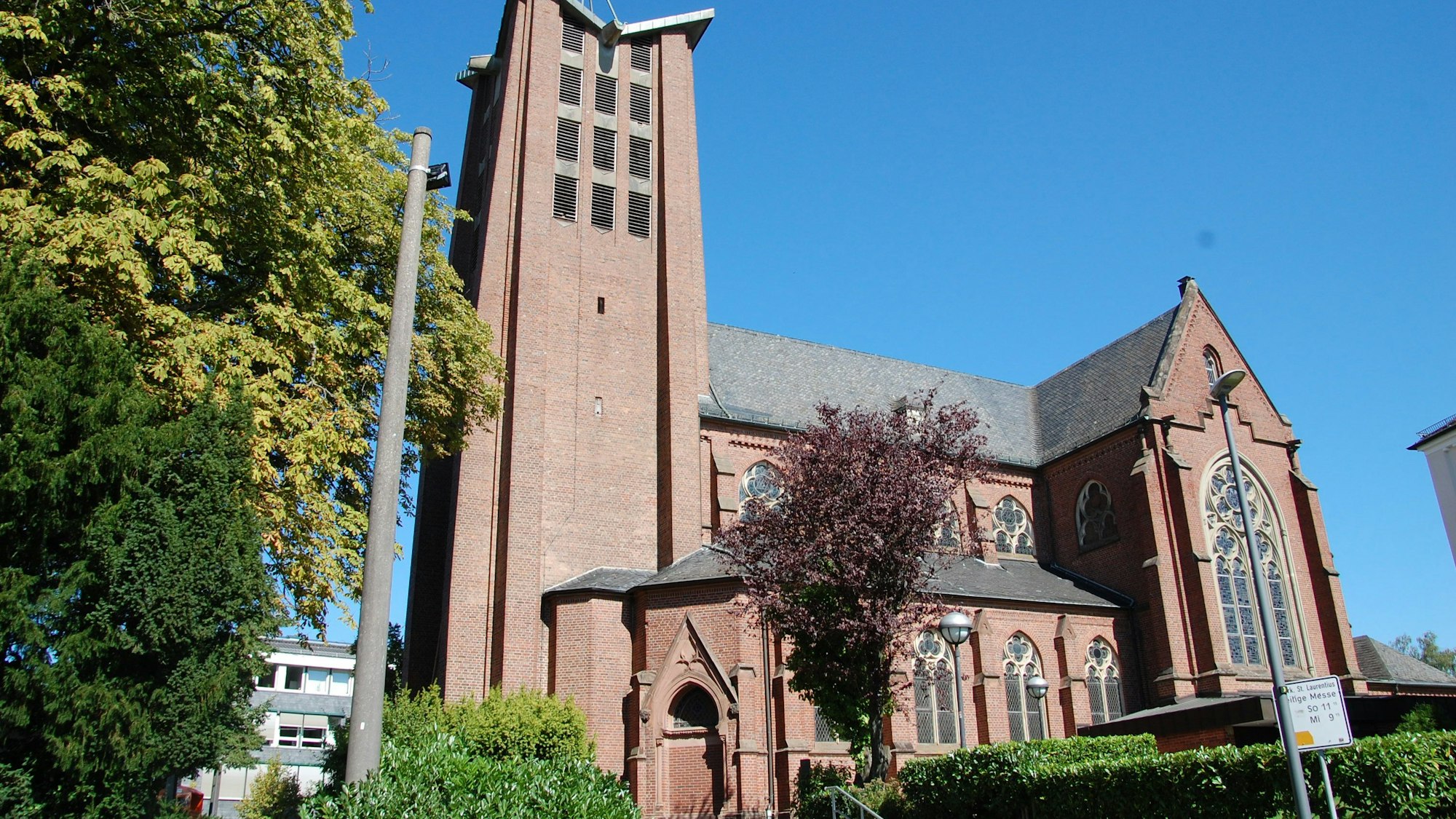 Eine Kirche im Sonnenschein