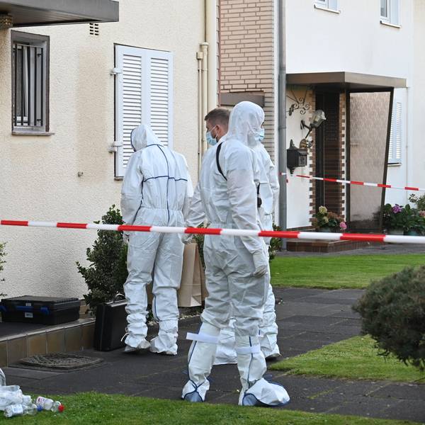 Das Bild zeigt mehrere Kripobeamte in weißen Schutzanzügen vor dem Haus des verstorbenen Rentners.
