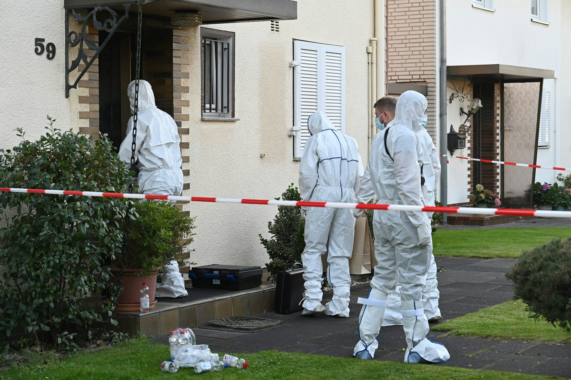 Die Mordkommission sicherte am 7. September 2023 am Haus des getöteten Rentners Spuren. Jetzt suchen die Ermittler zwei weitere Tatverdächtige.