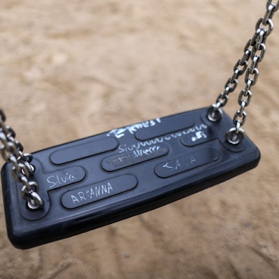 Ein leerer Spielplatz im Leipziger Stadtteil Grünau. Familienministerin Paus (Grüne) gibt am selben Tag eine Prognose ab, wie hoch die Kindergrundsicherung für armutsgefährdete Kinder ausfallen könnte.